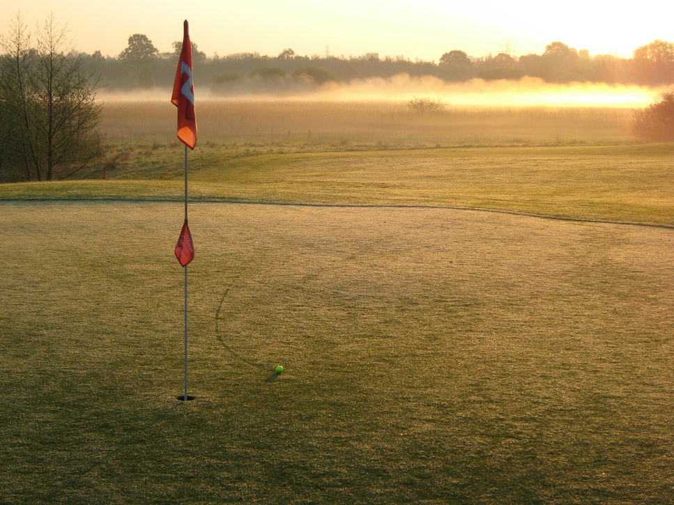 Goal dianggap sebagai aktivitas tujuan oleh Google Analytics diilustrasikan dengan foto bendera di lubang akhir golf.