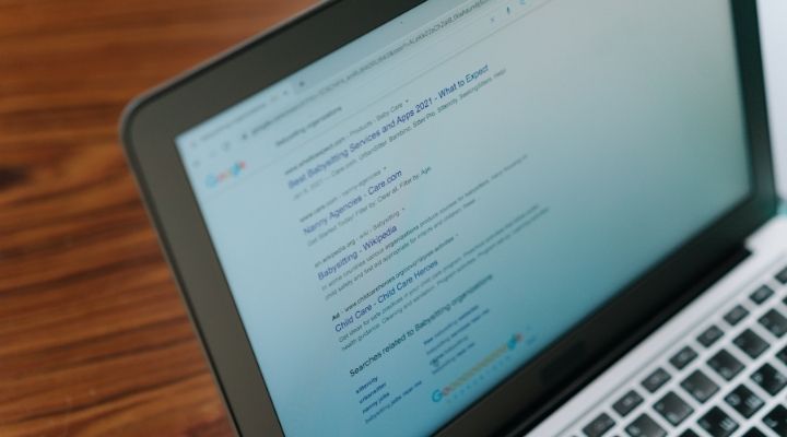 SERP adalah halaman hasil pencarian yang muncul setiap kali seseorang memasukkan kata atau kalimat tertentu di mesin pencari