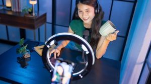 berinteraksi saat live