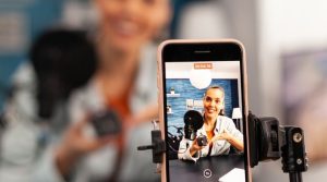 membuat konten yang relevan dengan target market