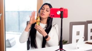 Social Commerce Adalah: Strategi Modern Melejitkan Penjualan Bisnis Anda 1 mempromosikan produk langsung
